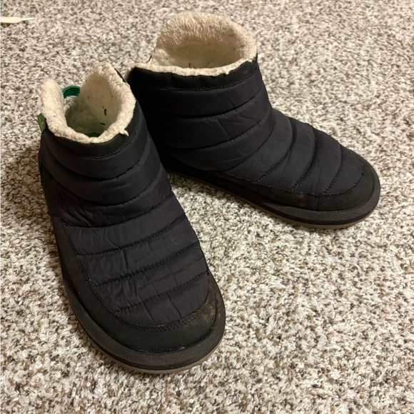 Sanuk Black Puff n Chill Boots - Picture 2 of 4